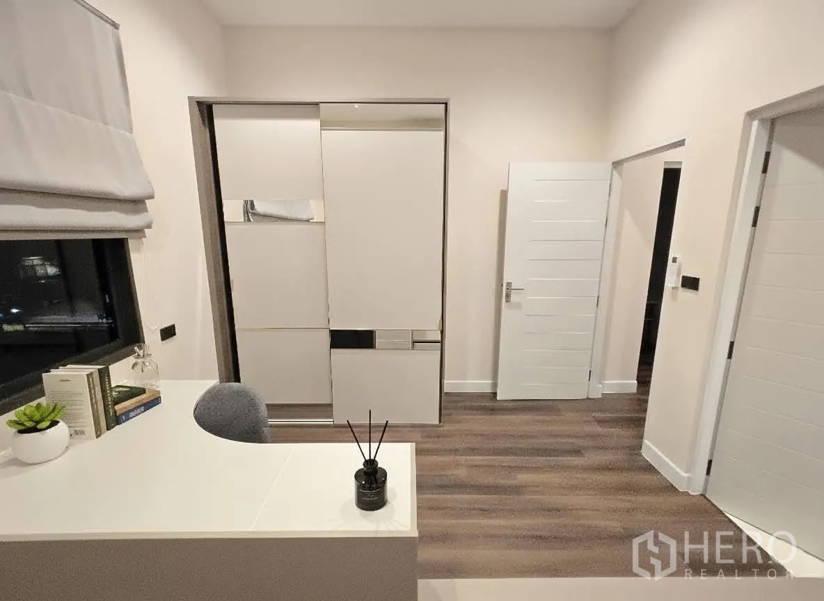 บ้าน for rent or sale in Bang Phli, Samut Prakan - ห้องทำงานหรือห้องนอน พร้อมโต๊ะทำงาน ตู้เสื้อผ้าบานเลื่อน และพื้นไม้