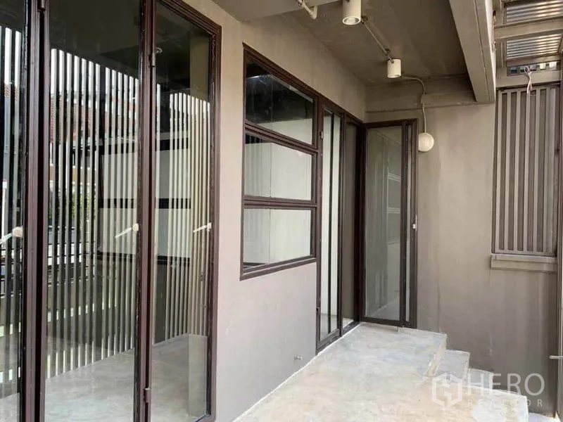 สำนักงานที่บ้าน ให้เช่าในHuai Khwang, Bangkok - ระเบียงทางเดินภายนอก ประตูกระจกบานเลื่อนและแผงระแนง.