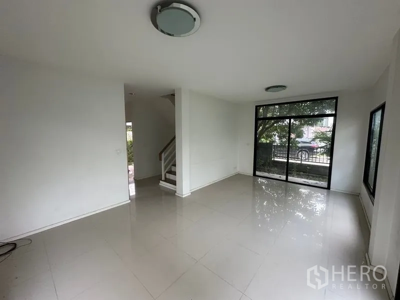 บ้าน ขายในBang Khen, Bangkok - พื้นที่นั่งเล่นชั้นล่างปูแกรนิตโต้พร้อมประตูกระจกบานเลื่อน.