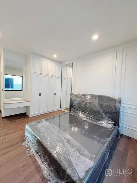 บ้าน ขายในBangkok Noi, Bangkok - ห้องนอนรองพร้อมตู้เสื้อผ้าบิวท์อิน มุมโต๊ะเครื่องแป้ง และพื้นไม้