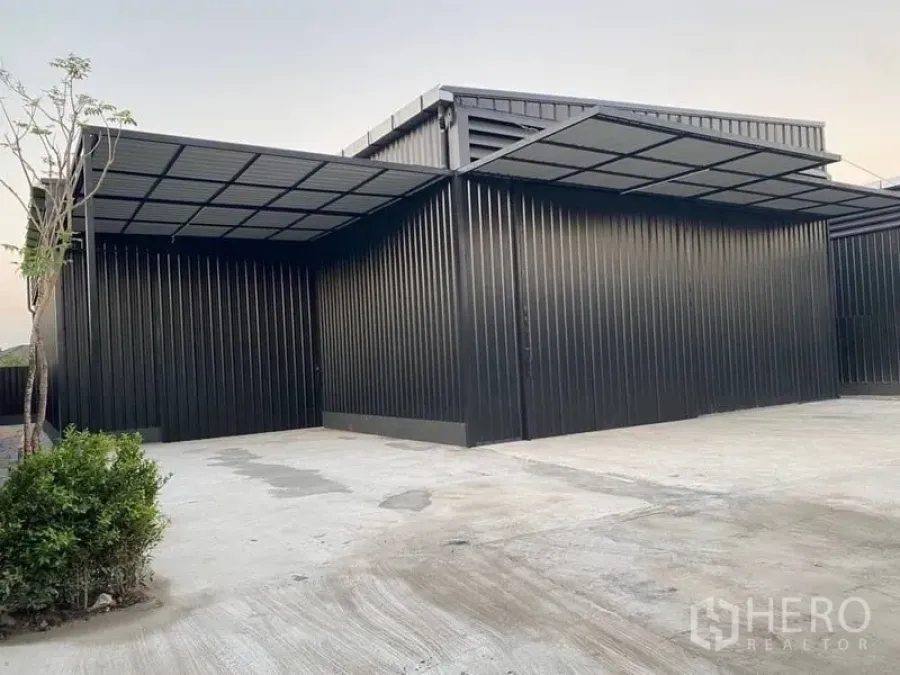 Warehouse for rent in Wang Thonglang, Bangkok - Corner of the warehouse with covered apron, landscaped shrubs and wide turning space.