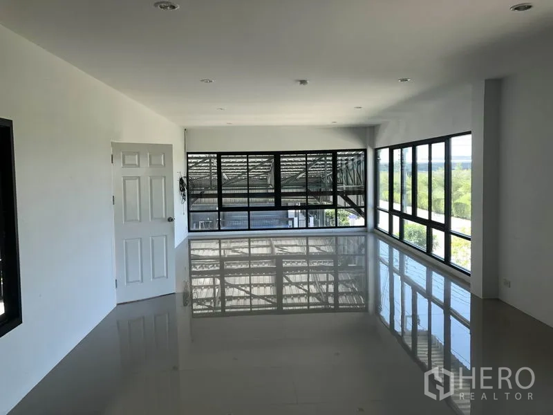 工厂 出租或出售在Bang Bo, Samut Prakan - 明亮的二层办公室，转角大窗俯瞰生产区域。