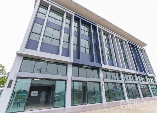 Shophouse for sale in Lam Luk Ka, Pathum Thani - Street-facing row of new shophouses with full glass fronts in Pathum Thani.