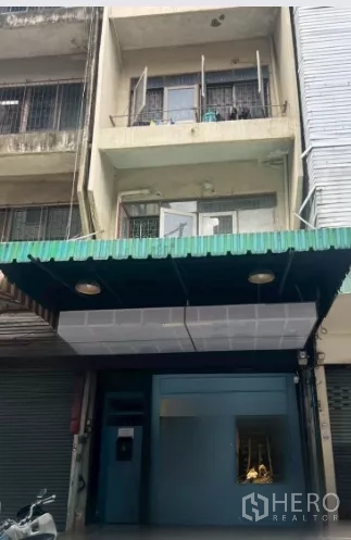 店屋 出租在Watthana, Bangkok - 三层店屋立面，绿色雨棚与现代一层门面，临街排屋。