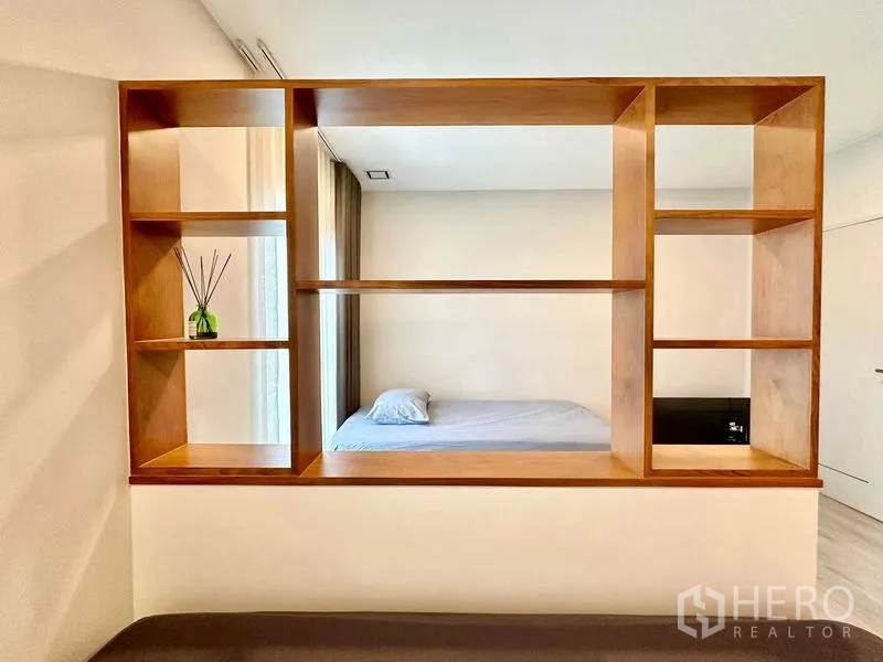 独立式住宅 出租或出售在Prawet, Bangkok - 主卧以开放式置物架分区，联通睡眠区与休闲区。