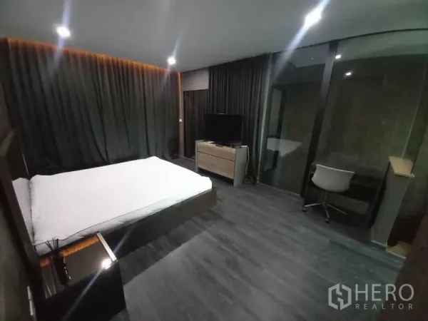 ทาวน์เฮาส์ ให้เช่าในSuan Luang, Bangkok - ห้องนอนใหญ่พื้นโทนเข้ม ผ้าม่านทึบ ตู้ทีวี มุมทำงานกระจก และห้องน้ำในตัว