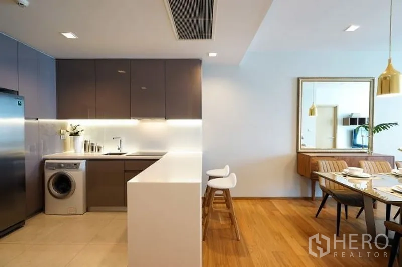 คอนโด ให้เช่าในWatthana, Bangkok - ครัวเปิดสมัยใหม่พร้อมตู้บิวท์อิน เคาน์เตอร์บาร์ และพื้นที่รับประทานอาหารของคอนโดในกรุงเทพฯ