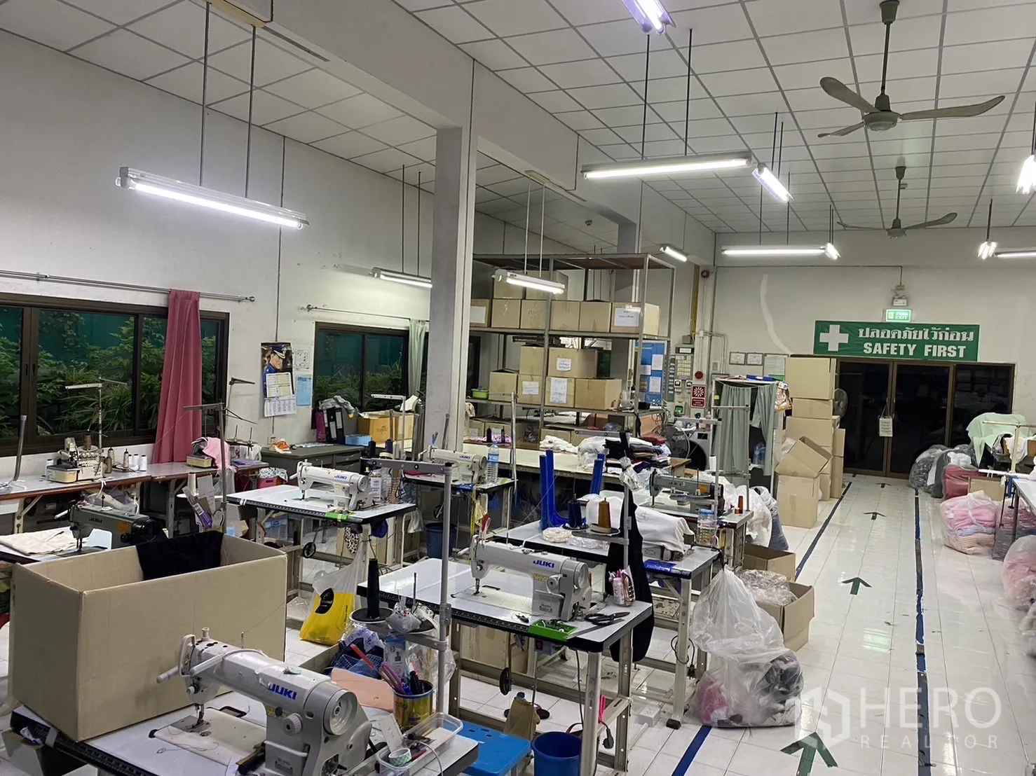 工厂 出租在Prawet, Bangkok - 缝纫车间，工业缝纫机与货架、瓷砖地面