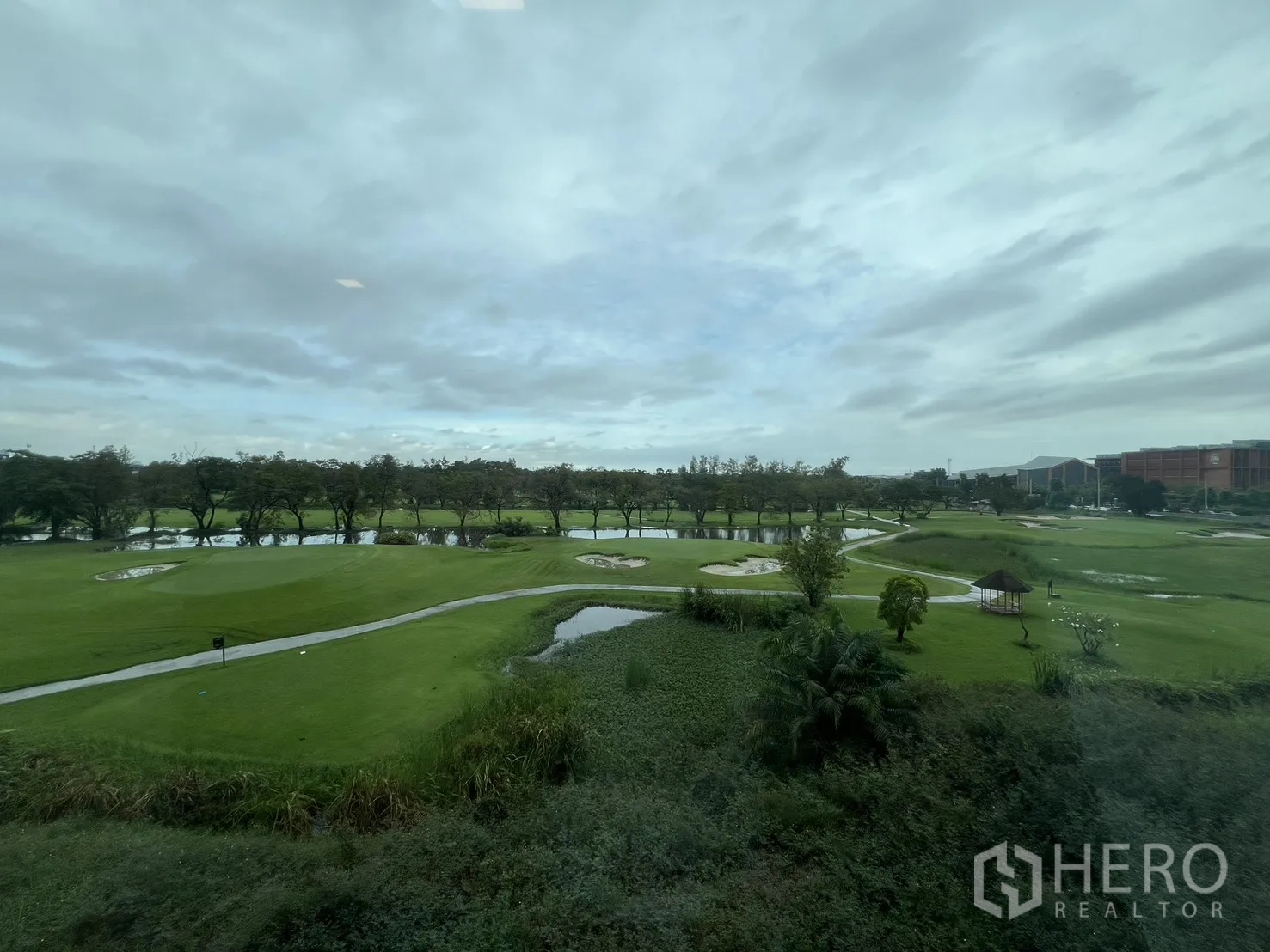 独立式住宅 出租在Saphan Sung, Bangkok - 极简浴室，天窗、步入式淋浴与悬挂洗手台