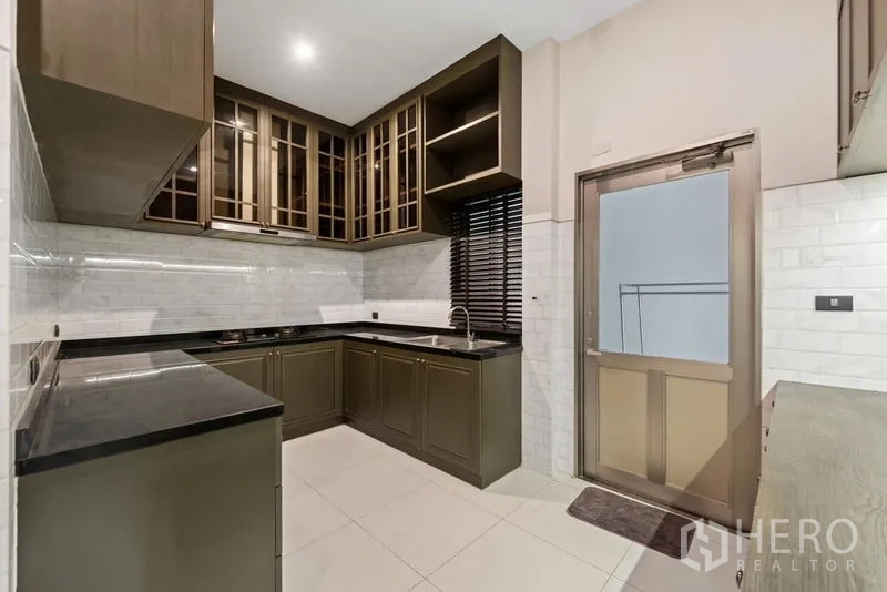 บ้าน ขาย - ครัวไทยบิวต์อินรูปตัวแอล ท็อปหินสีเข้มและผนังกระเบื้อง subway