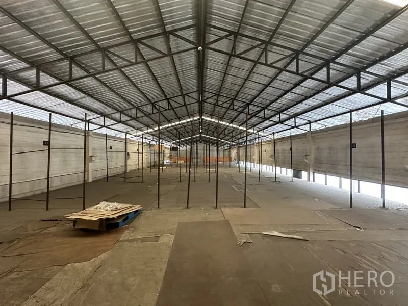 โรงงาน ขายในKhlong Luang, Pathum Thani - พื้นที่เก็บของชั้นลอยใต้หลังคาเมทัลชีท พร้อมเสารองรับ