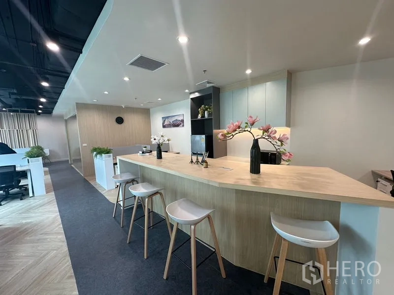 สำนักงาน ให้เช่า - เคาน์เตอร์บาร์สูงพร้อมสตูลและแจกันดอกไม้ในแพนทรีส่วนกลาง