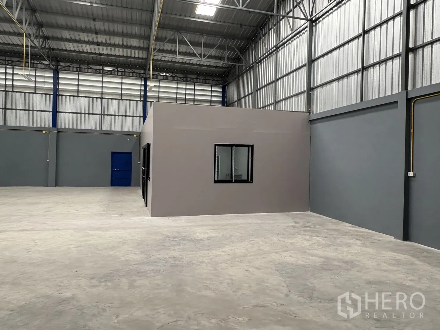 คลังสินค้า ให้เช่าในBang Phli, Samut Prakan - ภายในโกดังโปร่ง หลังคาทรงสูงโครงเหล็ก พร้อมห้องออฟฟิศด้านใน