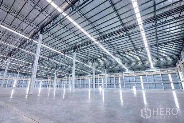 Factory for rent in Bang Phli, Samut Prakan - Spacious warehouse interior with 10m high ceiling and polished concrete floor