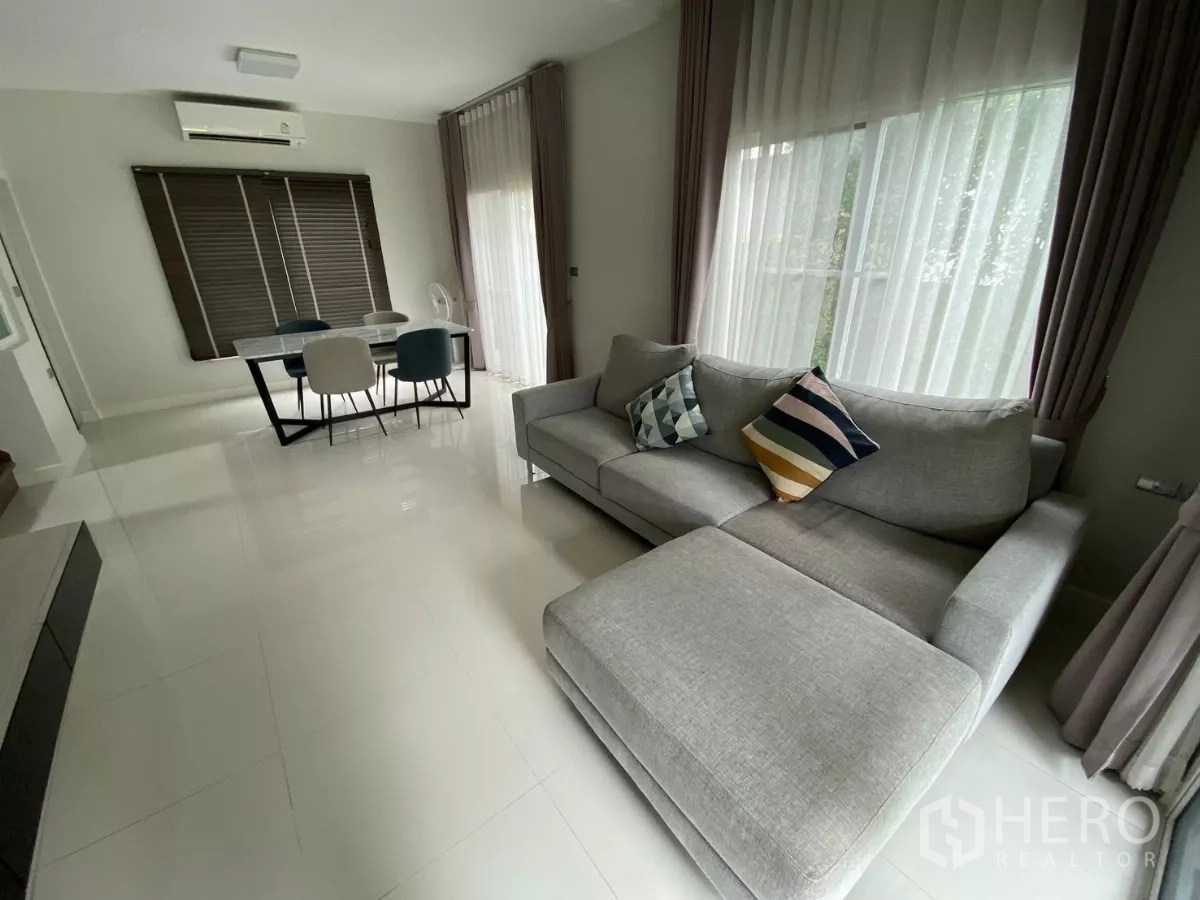 บ้าน ให้เช่าในPrawet, Bangkok - พื้นที่นั่งเล่นและทานอาหารแบบโอเพ่น แสงธรรมชาติเต็มห้อง พื้นกระเบื้องเงา