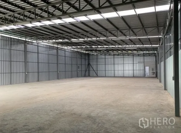 货栈 出租在Mueang Pathum Thani, Pathum Thani - 开阔储存区，长跨度梁，采光良好并带杂物间。