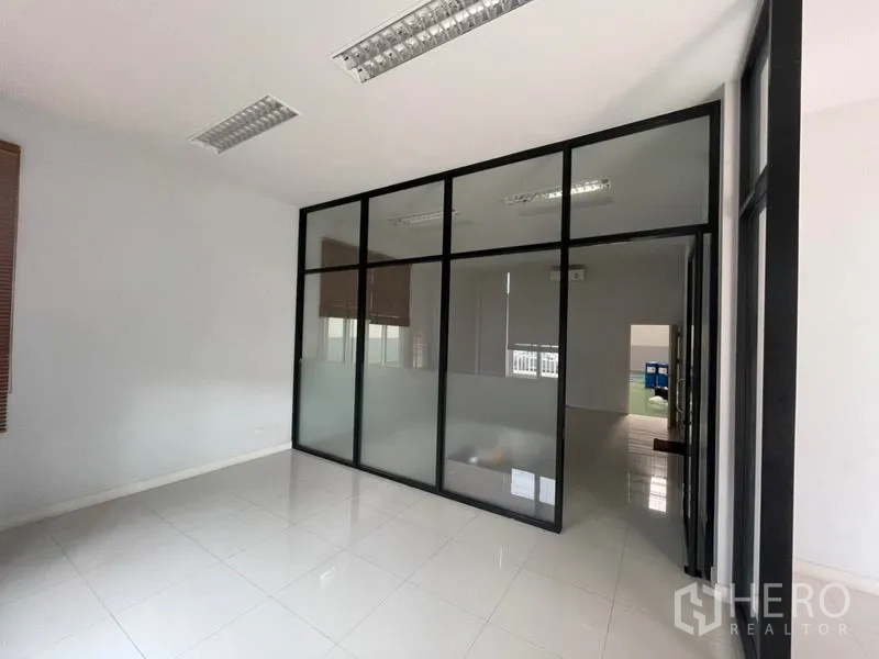 โรงงาน ให้เช่าในLam Luk Ka, Pathum Thani - ห้องประชุมส่วนตัวกั้นกระจกกรอบสีดำ