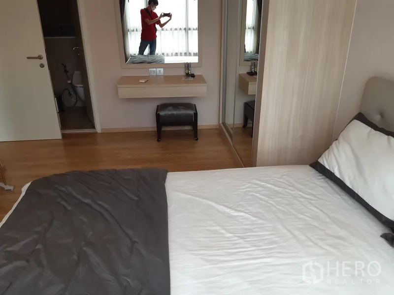 Condominium for rent or sale in Watthana, Bangkok - Bedroom corner with mirrored wardrobe and a dressing table.