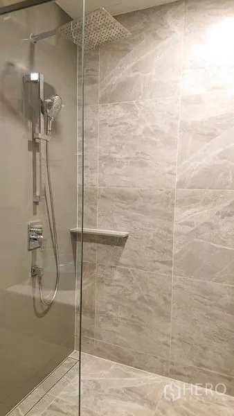 คอนโด ขายในWatthana, Bangkok - ห้องน้ำโมเดิร์น ฝักบัวเรนชาวเวอร์ กั้นกระจก และผนังลายหินอ่อน