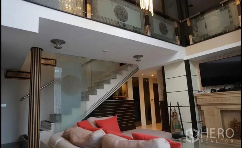 คอนโด ให้เช่าในKhlong Toei, Bangkok - พื้นที่นั่งเล่นกับบันไดราวกระจก เตาผิงตกแต่ง และชั้นลอยด้านบน