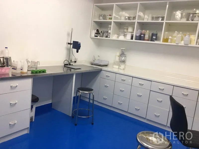 工厂 出租或出售在Pathum Thani - 实验室房间，长操作台、抽屉、开放式层架与设备。