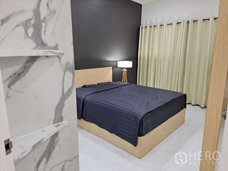 คอนโด ให้เช่าในKhlong Toei, Bangkok - ห้องนอนหัวเตียงไม้โทนอ่อน ผนังสีเข้ม และผ้าม่านเต็มบาน