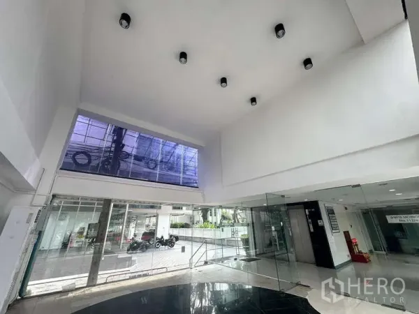 พื้นที่ขายปลีก ให้เช่าในBang Rak, Bangkok - ภายในเพดานสูงสองชั้น มีสปอตไลท์ ทางเข้าเป็นกระจก มองเห็นถนน