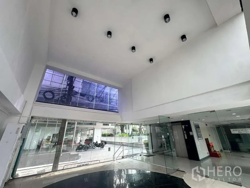 พื้นที่ขายปลีก ให้เช่าในBang Rak, Bangkok - ภายในเพดานสูงสองชั้น มีสปอตไลท์ ทางเข้าเป็นกระจก มองเห็นถนน