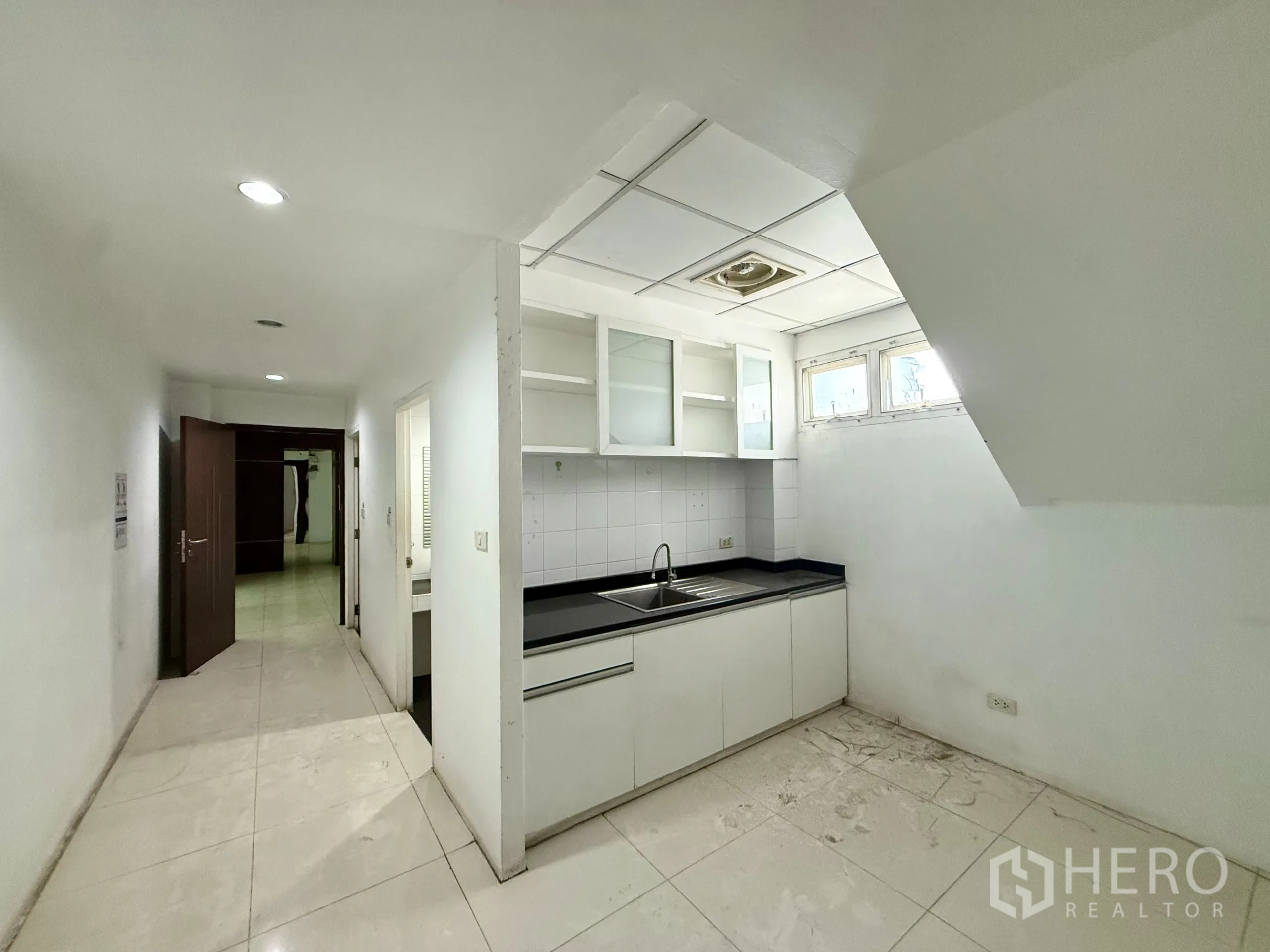 Office Space for rent in Bueng Kum, Bangkok - Spare room with tiled floor showing areas needing refurbishment.