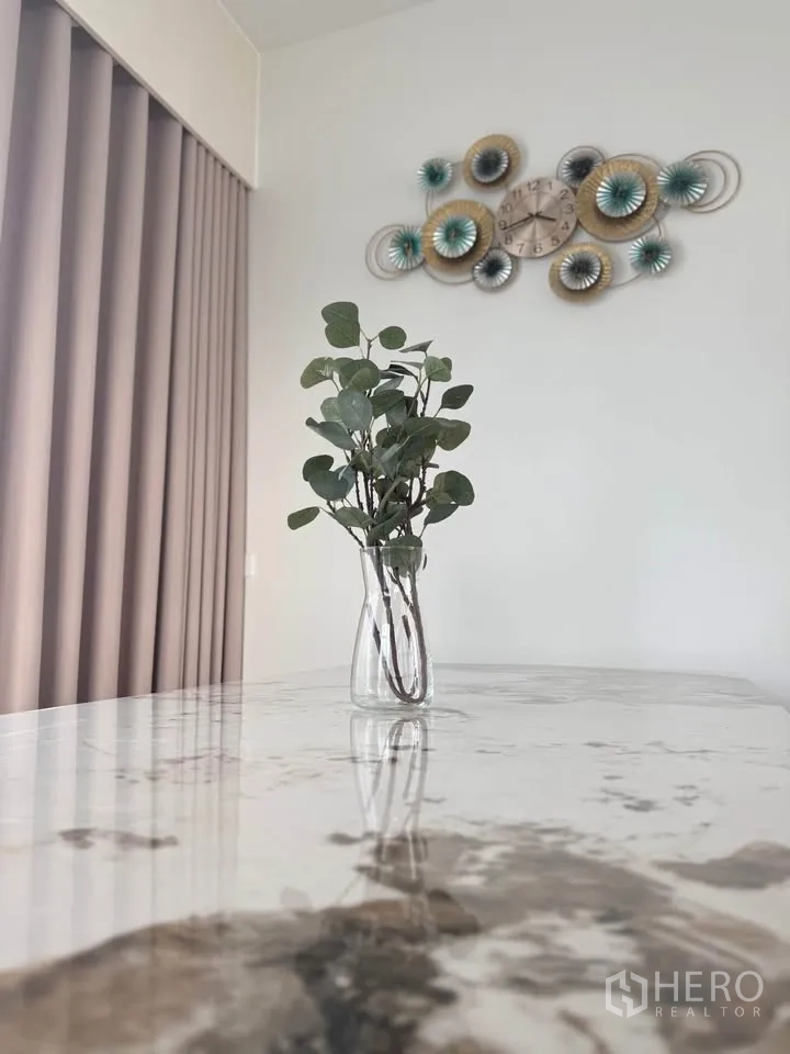 บ้านแฝด for rent in Mueang Samut Prakan, Samut Prakan - ภาพโคลสอัพโต๊ะลายหินอ่อนพร้อมแจกันและงานตกแต่งผนัง