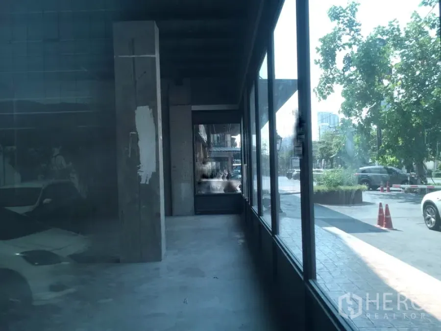 Retail Space for rent in Khlong Toei, Bangkok - Ground-floor retail shell with floor-to-ceiling glass windows facing the street in Phrom Phong.