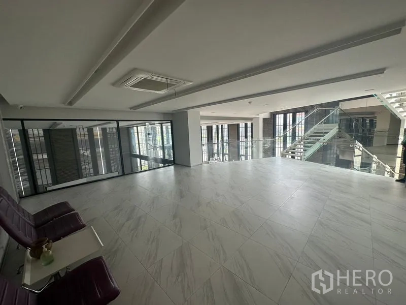 พื้นที่ขายปลีก ให้เช่าในBang Phli, Samut Prakan - ชั้นลอยปูพื้นลายหินอ่อน พร้อมราวกระจก