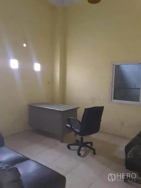 Factory for rent in Mueang Ratchaburi, Ratchaburi - Compact office room inside the factory with desk, chair, tiled floor and small window.
