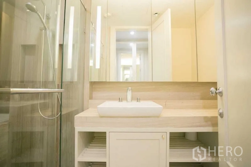 คอนโด ให้เช่าหรือขายในPathum Wan, Bangkok - ห้องน้ำสไตล์โมเดิร์น มีตู้กระจก อ่างล้างหน้า และห้องอาบน้ำกระจก