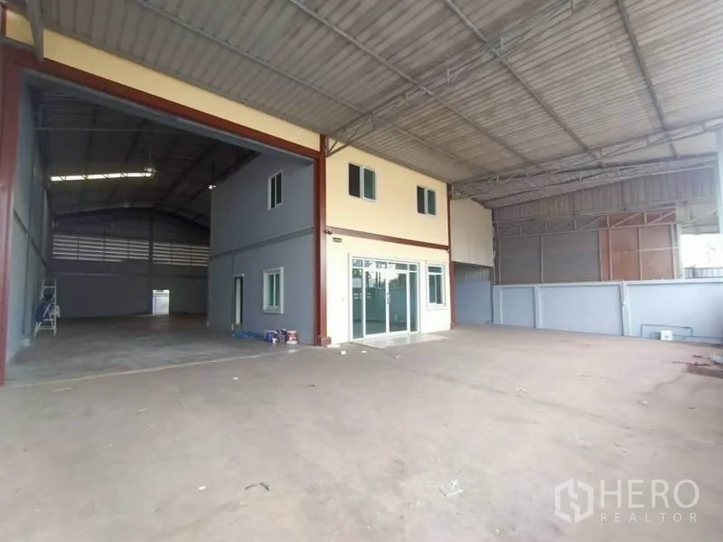 โรงงาน ให้เช่าหรือขายในMueang Samut Sakhon, Samut Sakhon - ลานโหลดของมีหลังคาพร้อมออฟฟิศสองชั้นและประตูม้วนขนาดใหญ่