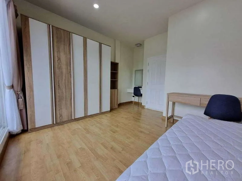 ทาวน์เฮาส์ ให้เช่าในWang Thonglang, Bangkok - ห้องนอนมีตู้เสื้อผ้าขนาดใหญ่ โต๊ะทำงาน และผ้าม่านเต็มความสูง