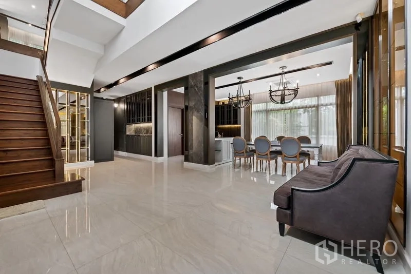 บ้าน ขาย - พื้นที่นั่งเล่นและรับประทานอาหารแบบโอเพนสเปซ พร้อมบันไดไม้