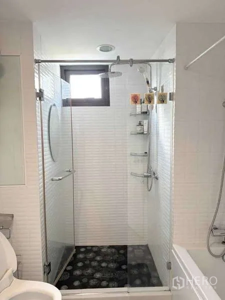 คอนโด ให้เช่าในKhlong Toei, Bangkok - ห้องน้ำมีฉากกั้นอาบน้ำแบบกระจก ฝักบัวเรน และอ่างอาบน้ำด้านข้าง