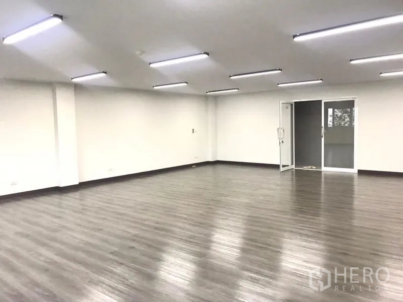 Office Space for rent in Bangkok Noi, Bangkok - Open 80 sqm floor plate with glossy floors and glass door entrance ready for fit‑out.