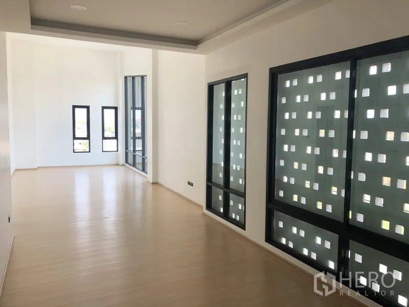 โรงงาน ขายในPathum Thani - ห้องสำนักงานสว่าง ใช้ฉากเจาะรูตกแต่งที่หน้าต่างและกระจกสูง