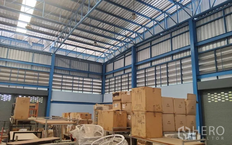 Warehouse for sale in Mueang Nonthaburi, Nonthaburi - High-clearance steel truss roof with ventilation louvers inside the warehouse.