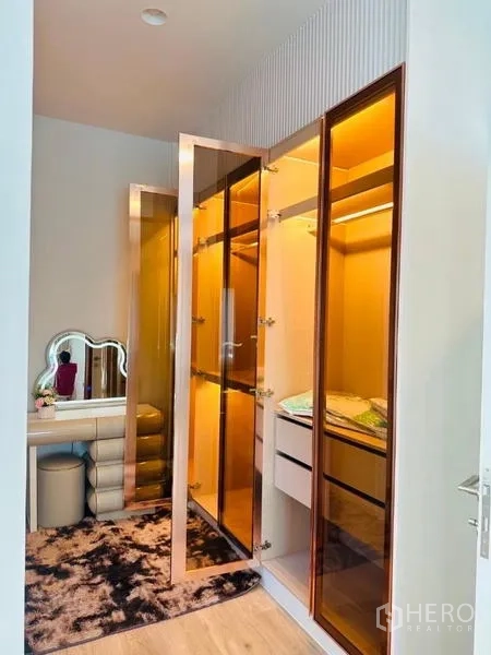 บ้าน ให้เช่าหรือขายในBang Kapi, Bangkok - วอล์กอินคลอเซ็ต บานตู้กระจกสีชา ลิ้นชักบิลท์อิน และโต๊ะเครื่องแป้งพร้อมสตูล.