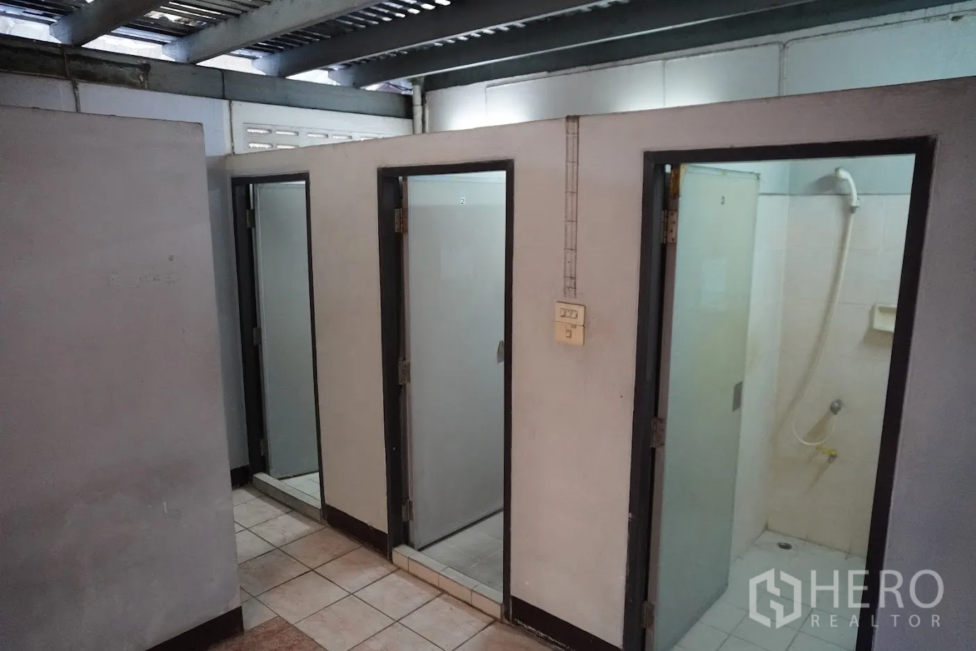 อาคารพาณิชย์ ให้เช่าในWatthana, Bangkok - ห้องอาบน้ำแบบคูหา พร้อมประตูกระจกฝ้าและผนังกระเบื้อง