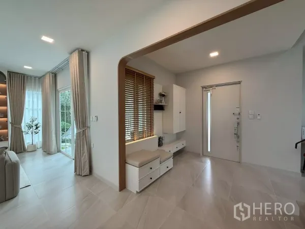 Detached House for rent in Bang Phli, Samut Prakan - Entry foyer with built-in bench, storage cabinets and blinds opening to a garden sliding door