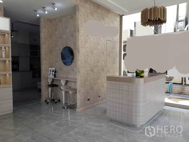 พื้นที่ขายปลีก ให้เช่าในWatthana, Bangkok - เคาน์เตอร์ต้อนรับสไตล์โมเดิร์นพร้อมโคมไฟระย้า เก้าอี้บาร์ และแสงธรรมชาติบริเวณหน้าร้าน