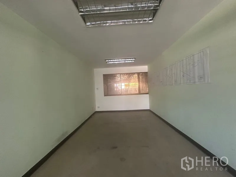 คลังสินค้า ให้เช่าในSaphan Sung, Bangkok - ห้องประชุมหรือออฟฟิศทรงยาว มีหน้าต่างและไฟเพดาน