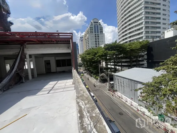 พื้นที่ขายปลีก ให้เช่าในWatthana, Bangkok - เทอเรซเปิดโล่งหันสู่ถนน เห็นอาคารสูงและต้นไม้