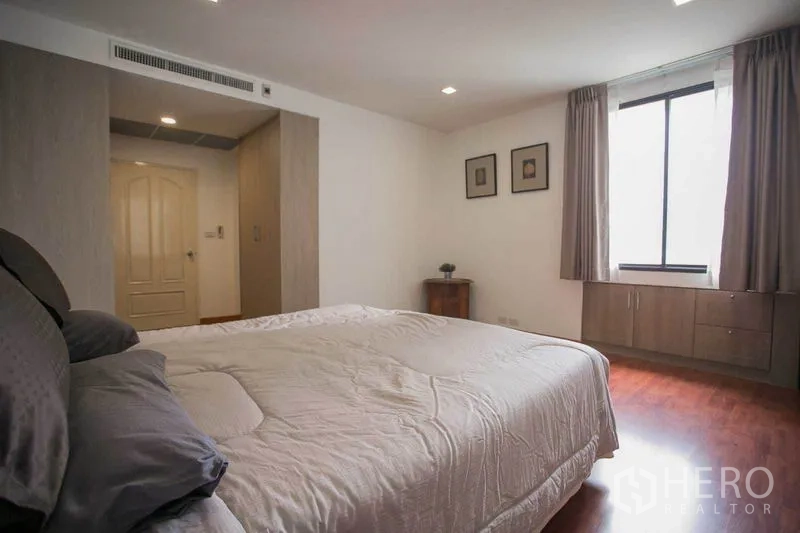 คอนโด ให้เช่าหรือขายในWatthana, Bangkok - ห้องนอนโปร่ง เตียงขนาดใหญ่ ตู้บิลท์อิน และหน้าต่างพร้อมผ้าม่าน