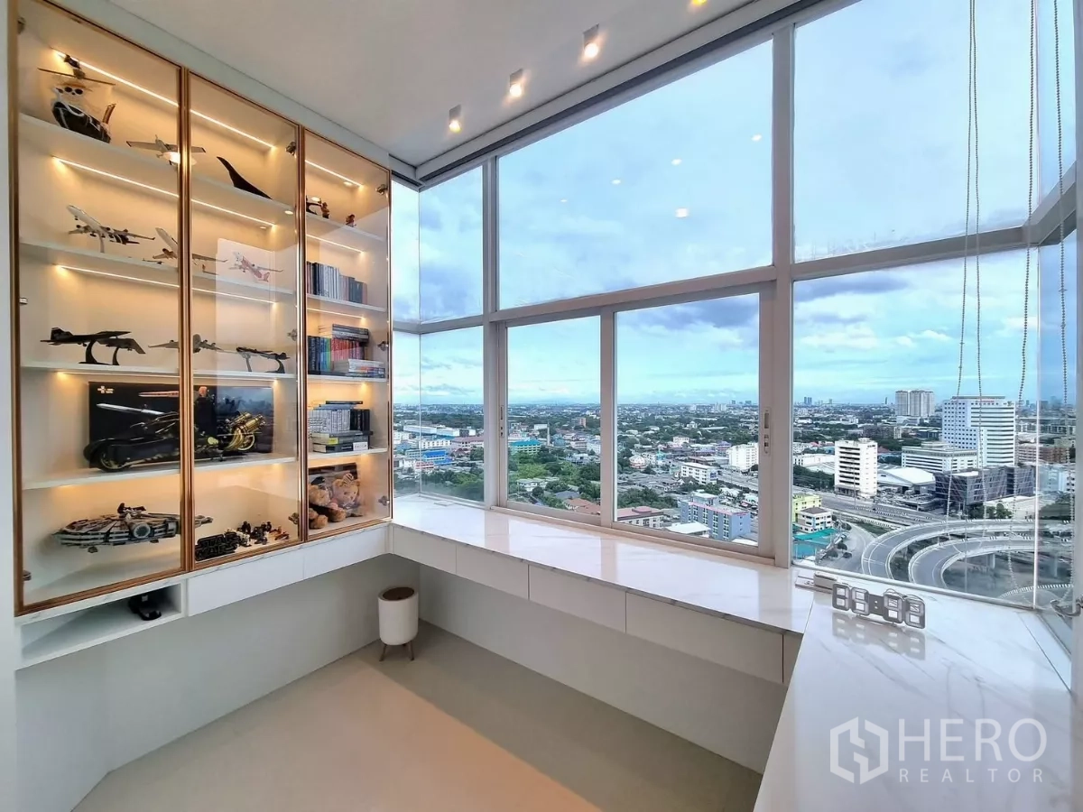 คอนโด ให้เช่าในBang Kapi, Bangkok - มุมทำงานติดหน้าต่างกระจกเต็มบาน พร้อมตู้โชว์บิวท์อินและวิวเมืองกว้าง