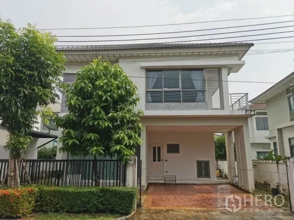 บ้าน ให้เช่าในPrawet, Bangkok - ภาพหน้าบ้านเดี่ยวสองชั้น ทรงโมเดิร์น มีที่จอดรถในร่ม รั้ว และสวนหย่อม